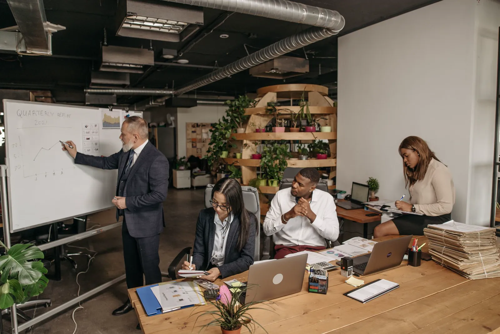 Equipe analisando processos e indicadores de negócio